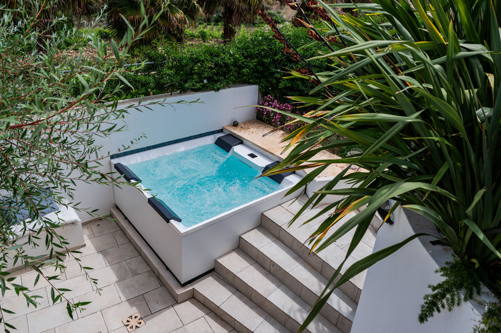 10 Backyard Hot Tub Design Ideas