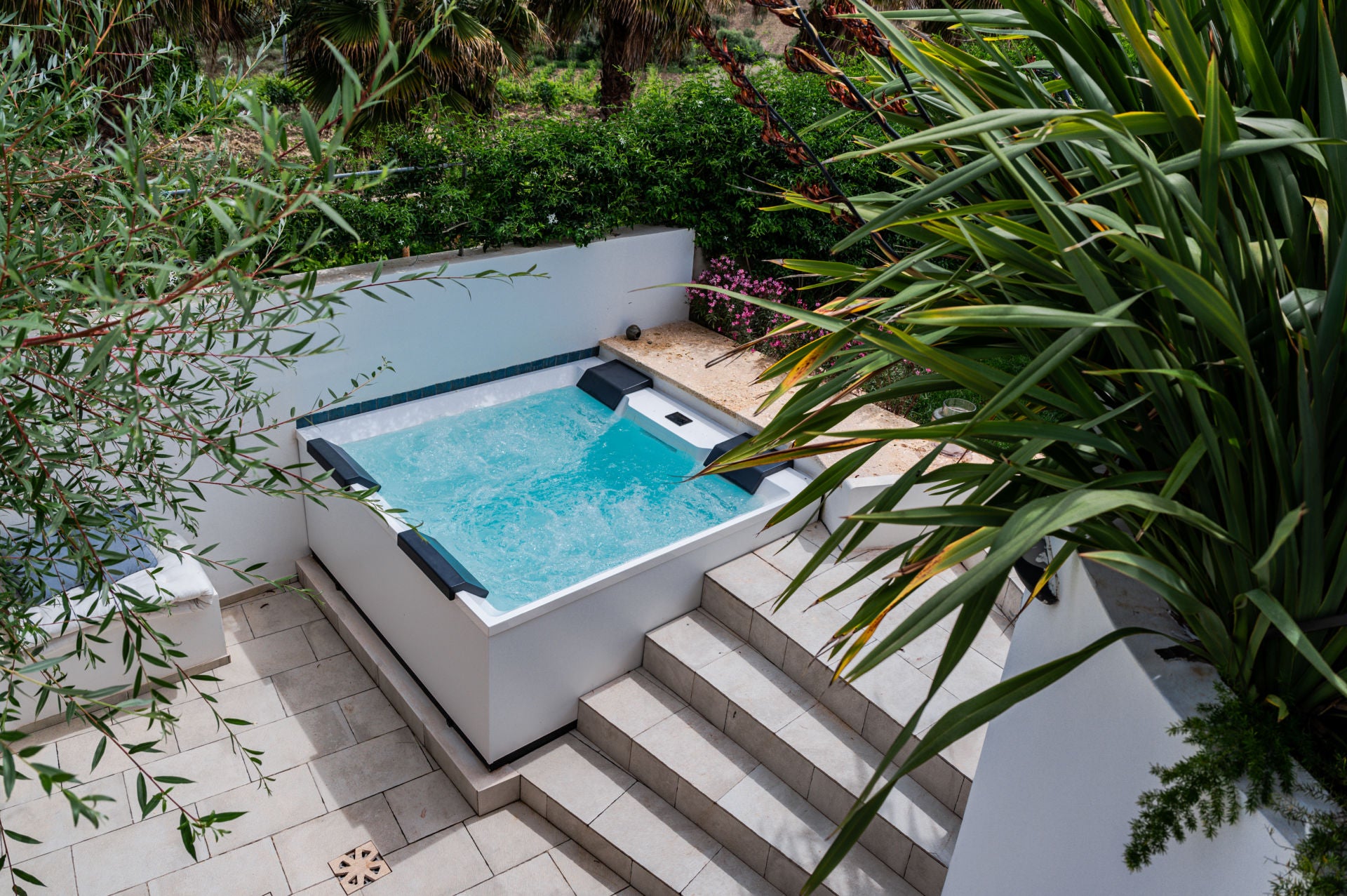 10 Backyard Hot Tub Design Ideas